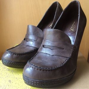 Brown size 7.5 womens leather loafer-style high heels